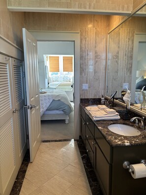 Séchoir à cheveux, serviettes fournies