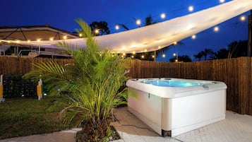 Deluxe House, 6 Bedrooms, Garden View | Private spa tub