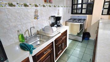 Mikrobølgeovn, ovn, kaffe-/temaskine, køkkentøj/tallerkener/redskaber