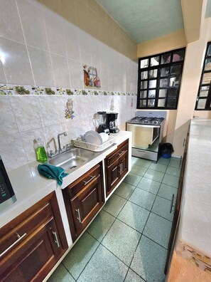 Mikrowelle, Ofen, Wasserkocher mit Kaffee-/Teezubehör