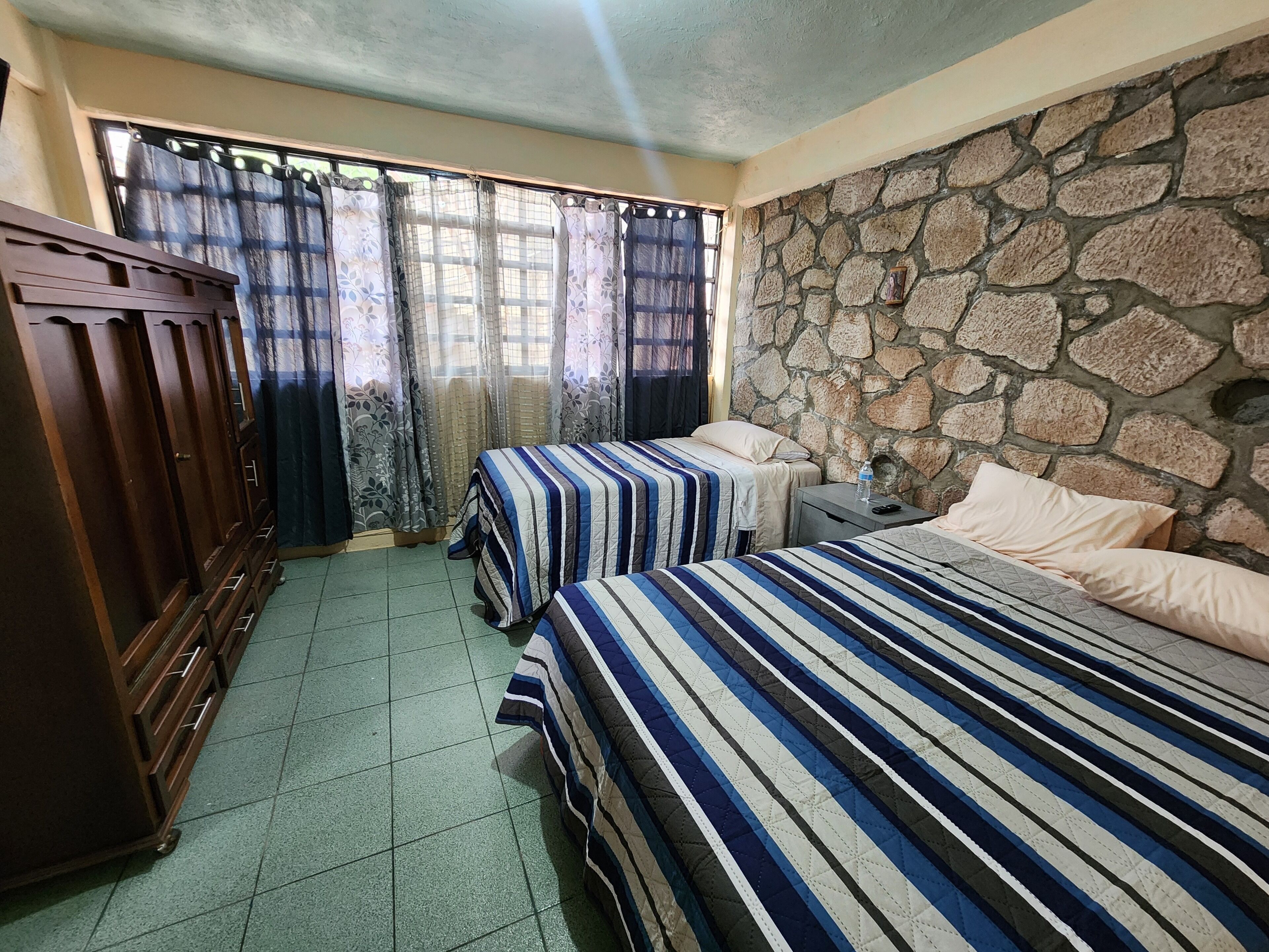 2 quartos, escrivaninha, ferros/tábuas de passar roupa