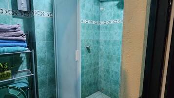 Chuveiro, secador de cabelo, toalhas de banho, sabonete