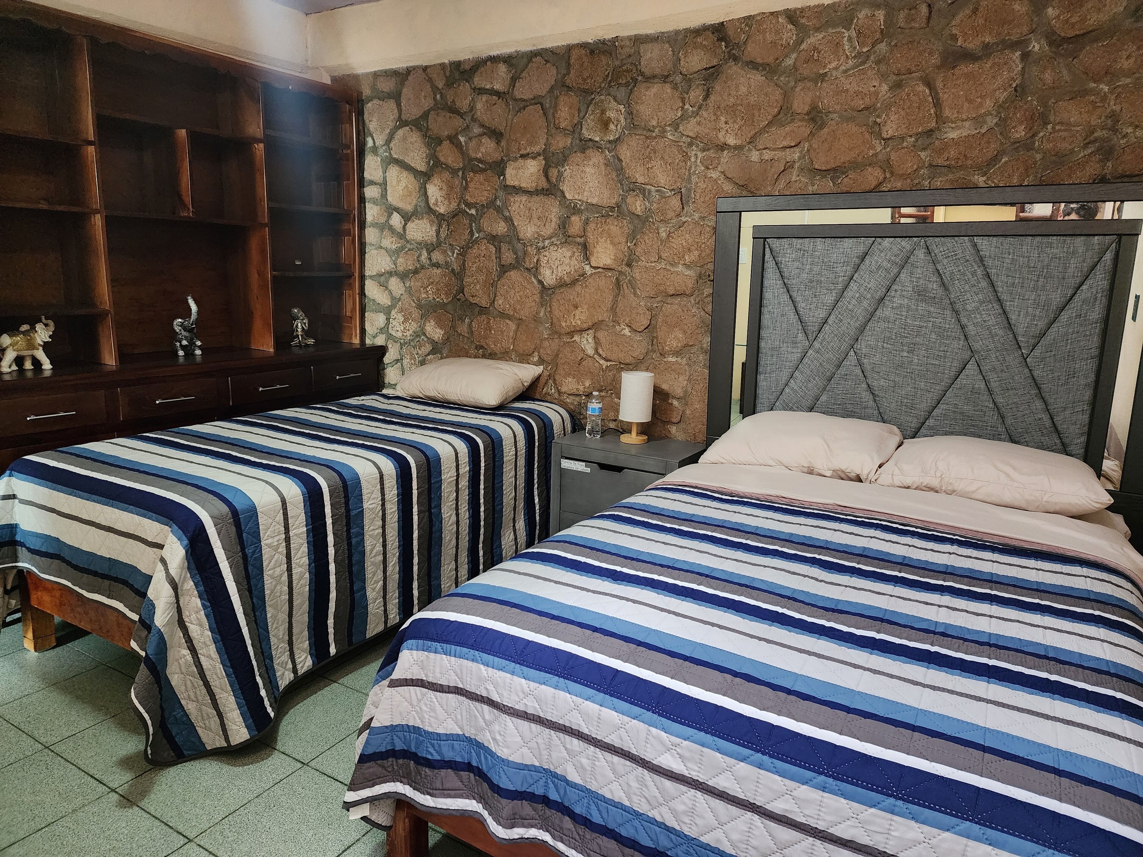 2 quartos, escrivaninha, ferros/tábuas de passar roupa