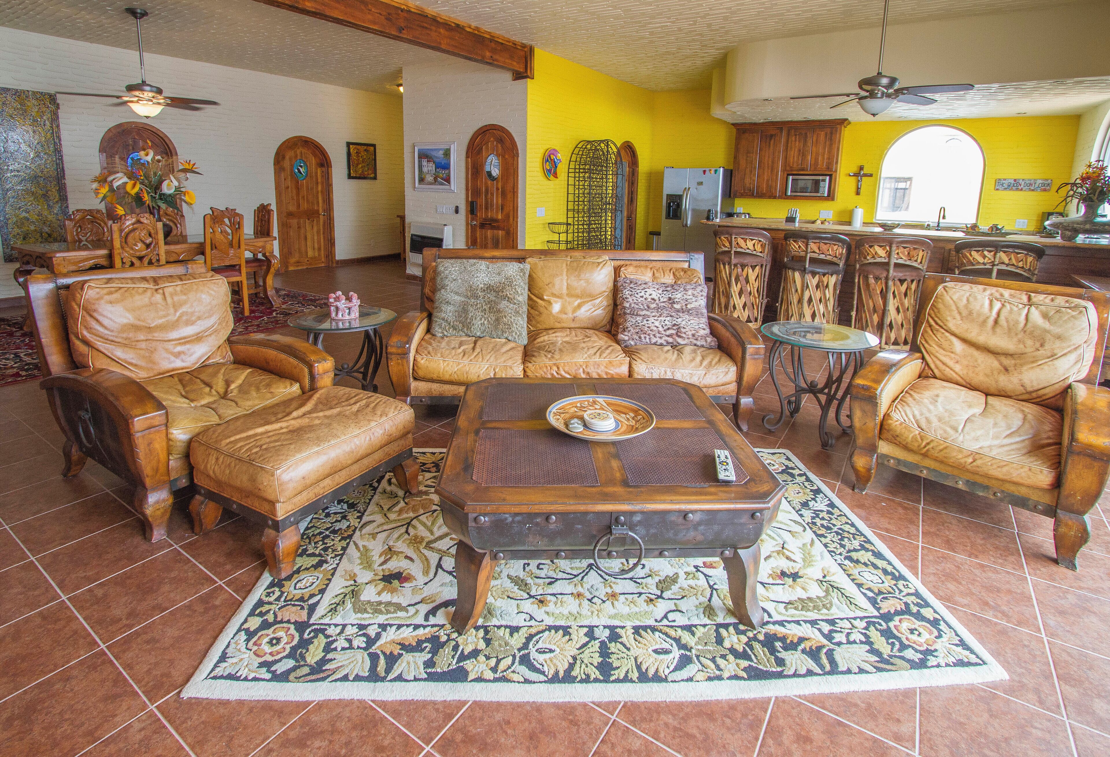 Casa familiar, balcón, vista al mar | Área de sala de estar