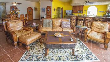 Casa familiar, balcón, vista al mar | Área de sala de estar