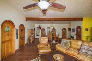 Casa familiar, balcón, vistas al mar | Zona de estar