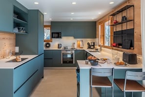 Réfrigérateur, four à micro-ondes, un four, surface de cuisson