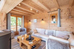 TV, peis, DVD-spiller og bøker