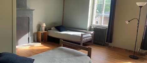9 slaapkamers, een bureau, reisbedje, wifi