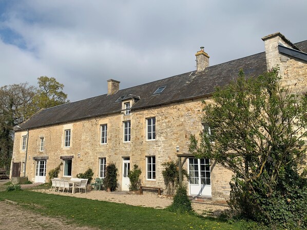 Exterior - Exceptional group gîte for families, friends, professionals 24 pers. (Lingèvres)