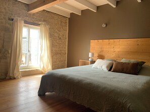 9 bedrooms, desk, travel cot, WiFi