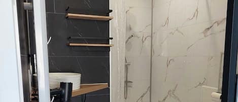 Ducha, secador de pelo, papel higiénico