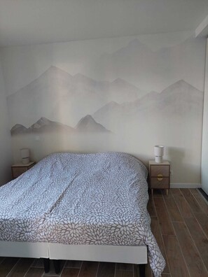 1 quarto, ferros/tábuas de passar roupa, berço de viagem