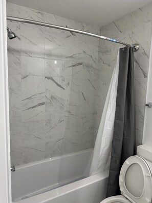 Handtücher, Seife, Toilettenpapier