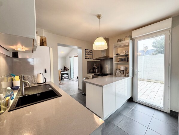 Kühlschrank, Mikrowelle, Ofen, Herdplatte