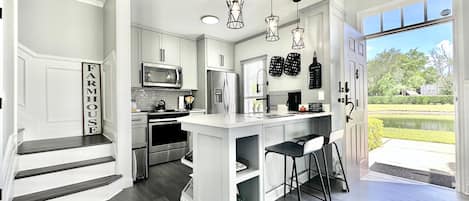 Réfrigérateur, micro-ondes, four, plaque de cuisson