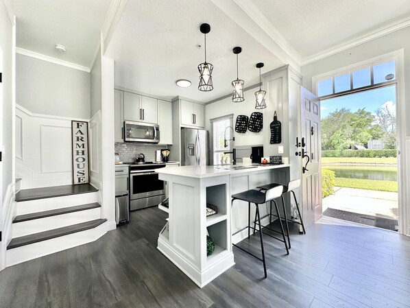 Fridge, microwave, oven, stovetop - 2200 Beautiful, sunny townhome with lake views from every angle (Kissimmee)