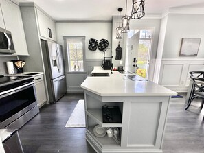 Fridge, microwave, oven, stovetop - 2200 Beautiful, sunny townhome with lake views from every angle (Kissimmee)