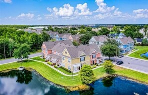 Exterior - 2200 Beautiful, sunny townhome with lake views from every angle (Kissimmee)