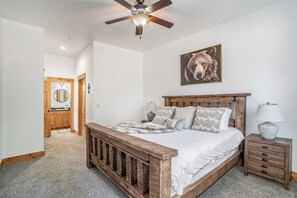 3 bedrooms, iron/ironing board, travel cot, free WiFi - Hillside Hideaway- Family friendly centrally located with AC, Hot Tub, Game Room (Estes Park)