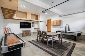 Games room - Hillside Hideaway- Family friendly centrally located with AC, Hot Tub, Game Room (Estes Park)