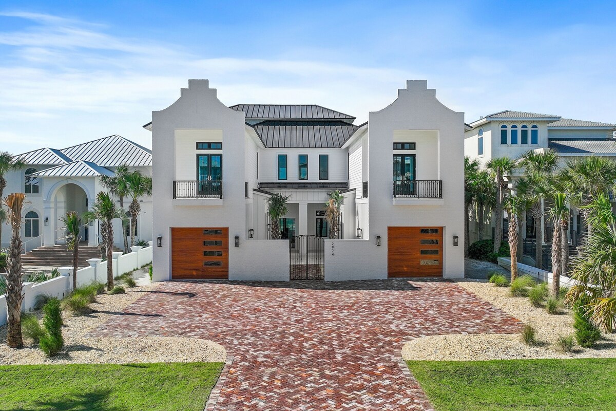 Regal Beachfront Retreat: Pool, Spa, Chef's Kitchen, Outdoor Kitchen