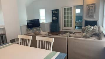 House, Multiple Beds, Kitchen, Garden View (DOVER ROAD 101) | Living area | TV