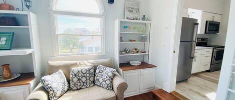 Maison, Plusieurs lits, cuisine, vue sur le jardin (DOVER ROAD 101) | Aire de séjour | Téléviseur