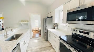 Casa, varias camas, cocina, vista al jardín (DOVER ROAD 101) | Cocina privada | Refrigerador, microondas, horno y parrilla de estufa
