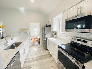 하우스, 침대(여러 개), 주방, 정원 전망 (DOVER ROAD 101) | 전용 주방 | 냉장고, 전자레인지, 오븐, 쿡탑