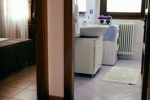 Shower, hair dryer, bidet, towels - The house on Via Argine, the flavors and colors of the countryside (Veneto)