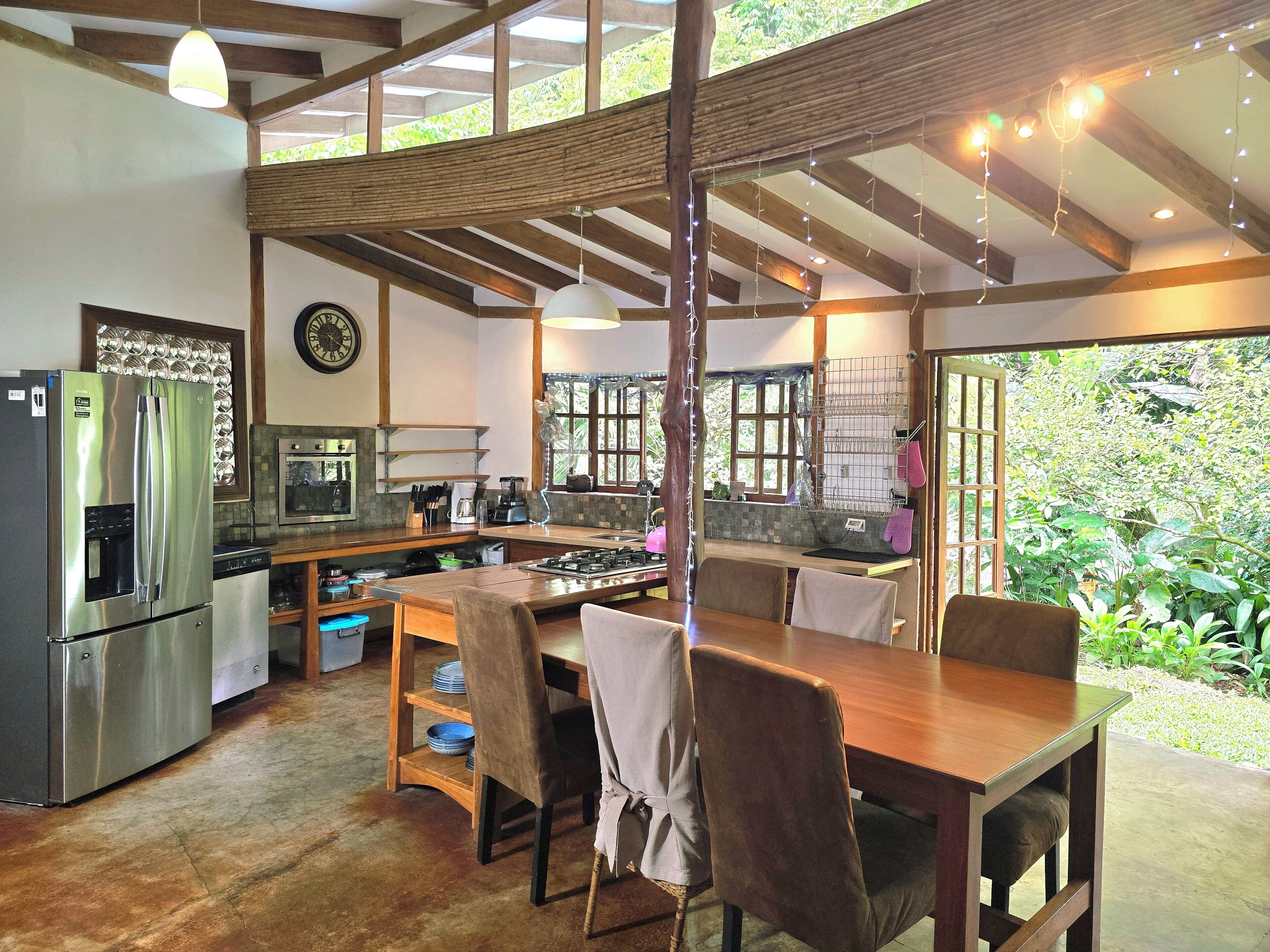 Kjøleskap, ovn, kokeplater og oppvaskmaskin