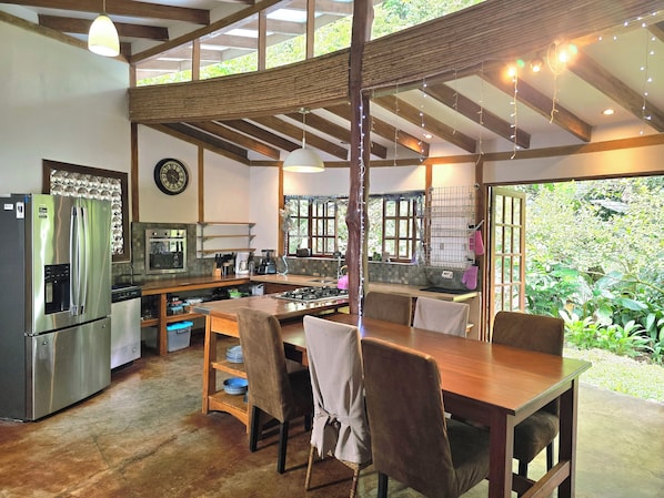 Een koelkast, een oven, een kookplaat, een vaatwasser