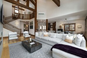 TV connectée, cheminée, table de tennis de table, chaîne hi-fi