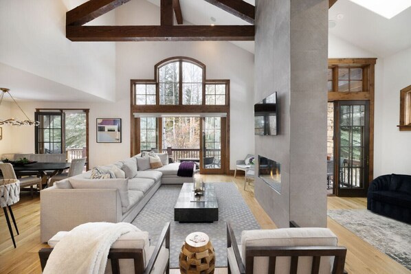 TV connectée, cheminée, table de tennis de table, chaîne hi-fi