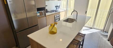 Réfrigérateur, micro-ondes, four, plaque de cuisson