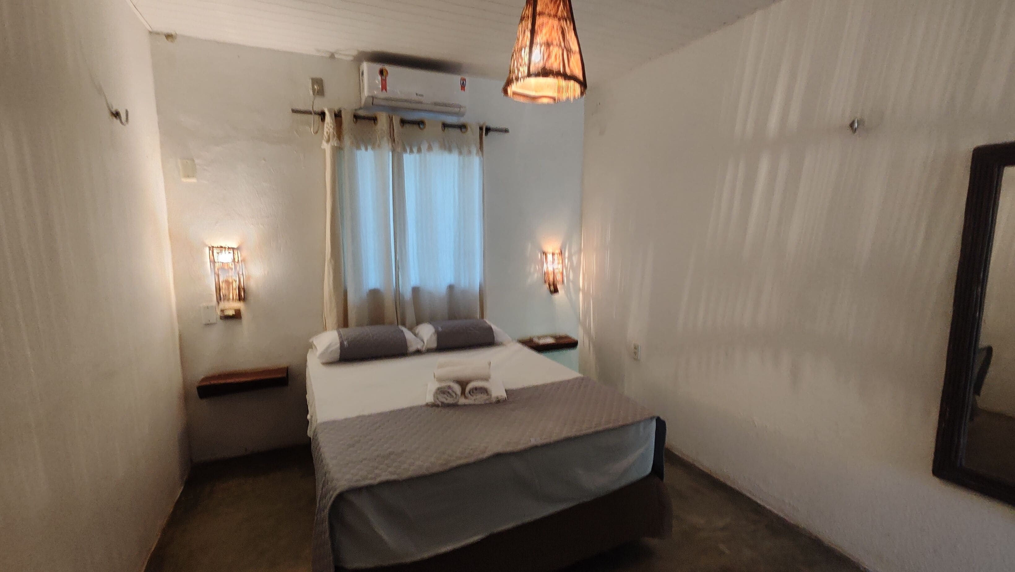 Quarto quádruplo conforto | Escrivaninha, Wi-Fi de cortesia