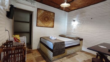Escritorio, wifi gratis y ropa de cama 