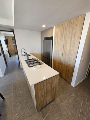 Refrigerador, microondas, horno y parrilla de estufa