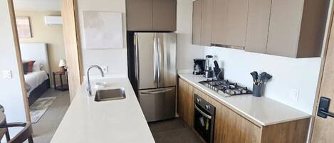 Réfrigérateur, micro-ondes, four, plaque de cuisson