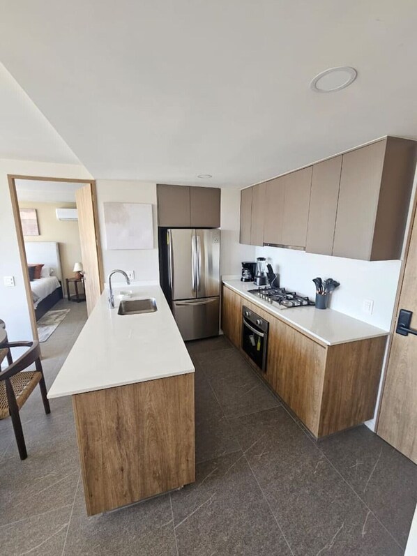 Kjøleskap, mikrobølgeovn, ovn og kokeplater