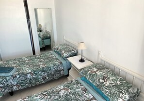 2 chambres, fer et planche à repasser, Wi-Fi, draps fournis