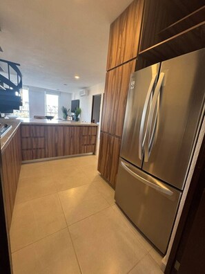 Réfrigérateur, micro-ondes, four, plaque de cuisson