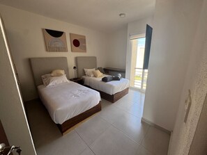 2 chambres, fer et planche à repasser, Wi-Fi, draps fournis