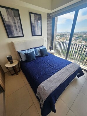 2 bedrooms, desk, iron/ironing board, WiFi