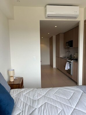 1 slaapkamer, een bureau, een strijkplank/strijkijzer, wifi
