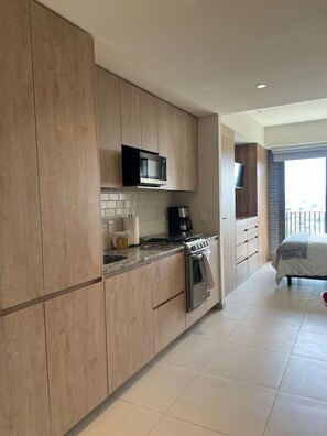 1 slaapkamer, een bureau, een strijkplank/strijkijzer, wifi