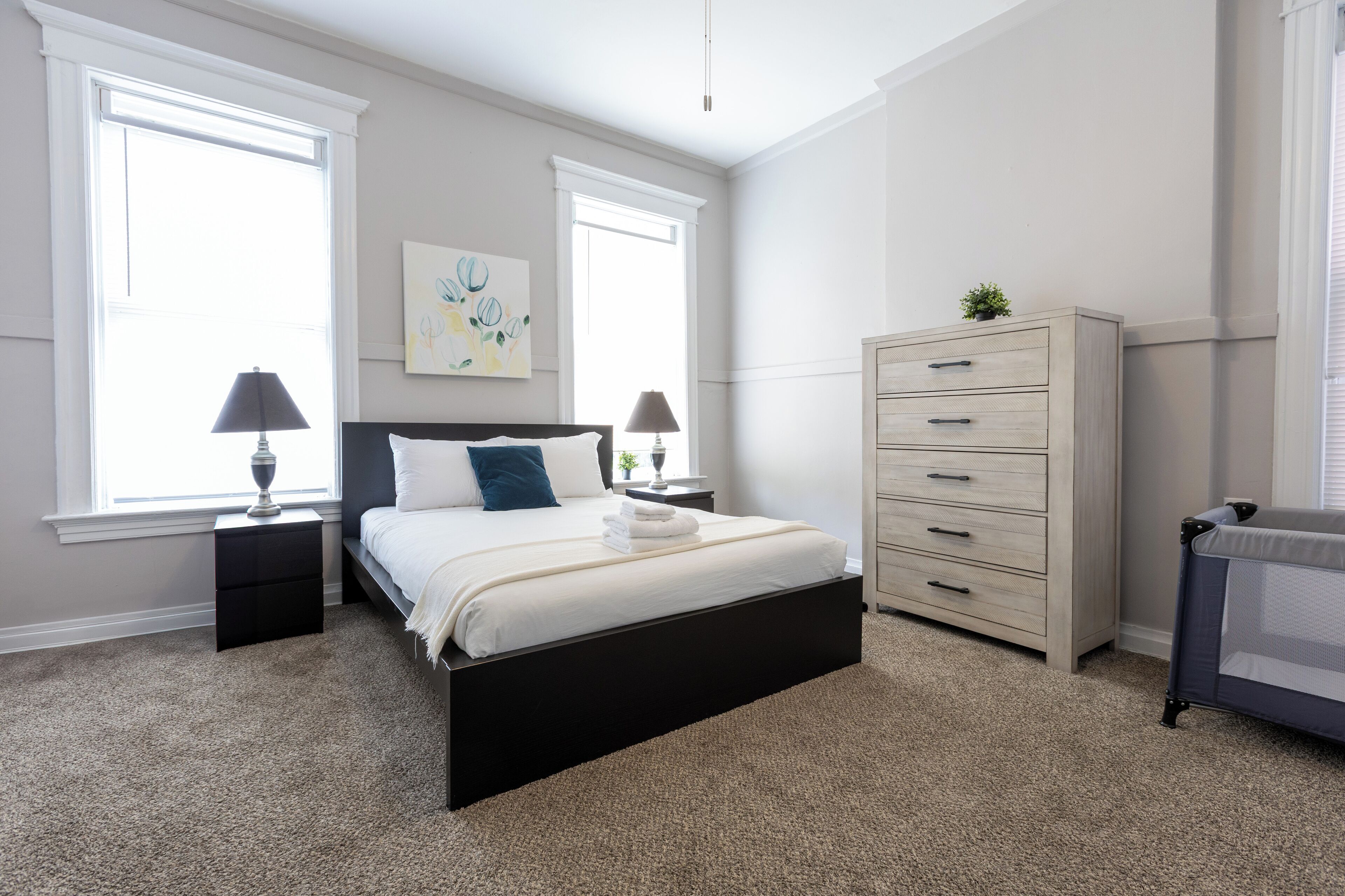 5 chambres, bureau, fer et planche à repasser, lit parapluie