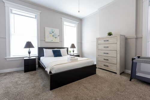 Spacious 5BR Retreat in Charming Central West End