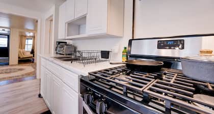 Charming 2-bedroom apartment with AC, WiFi in fantastic Utica